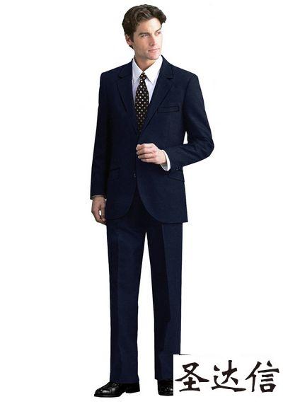 保持整潔是男士們穿好定制西服很重要的一個環節。